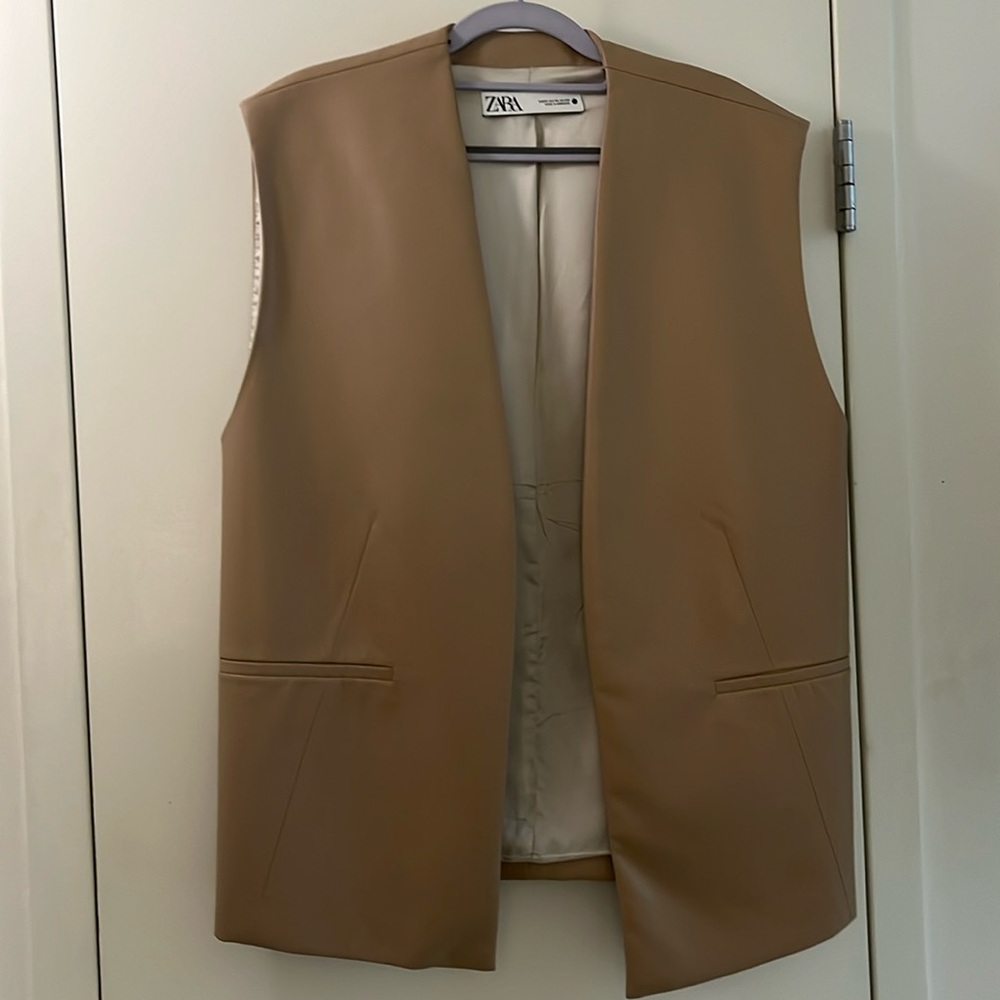 Oversized vest/sleeveless blazer in faux leather. Size XS. Excellent condition.
